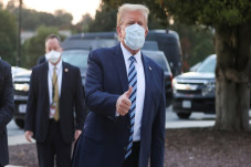 Trump Tinggalkan RS...