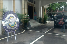 Dikirimi Karangan Bunga...