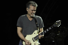Gitaris Rock Legendaris...