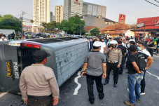 Mobil Polisi Dirusak...