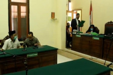 Warga Praperadilkan...