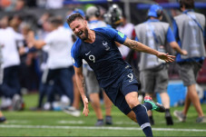 Senggol Platini, Giroud...