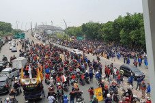 Diadang Polisi ke Jakarta,...