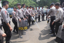 Hadang Massa ke Istana,...