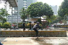 Bentrok Polisi vs Massa...