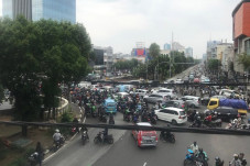 Massa Pengunjuk Rasa...