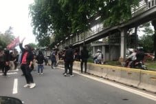 Massa Pengunjuk Rasa...