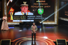 Herman Deru Raih Penghargaan...