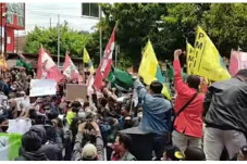 Dikepung Ratusan Massa...