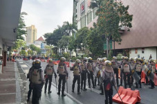 Polisi Pukul Mundur...