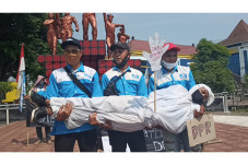 Bawa Pocong, Ratusan...