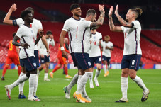 Inggris Sukses Bungkam...