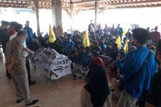 Tolak UU Cipta Kerja,...