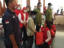 Istri Menteri Sosial...