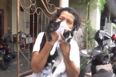 Ibu Ini Peduli Hewan,...