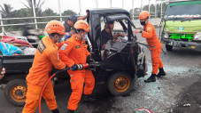 Tabrak Truk di By Pas...