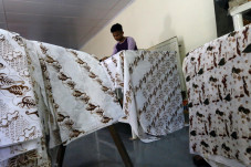Industri Batik Tak Goyah...