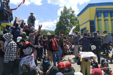 Massa Demo Tolak UU...