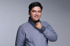 Tuai Sukses, Mister...