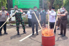 Kejari Depok Musnahkan...