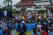 Ratusan Mahasiswa di...