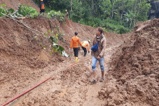Material Longsor Dibersihkan,...