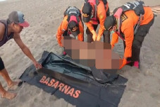 Tenggelam di Pantai...