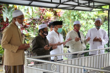 Berkunjung ke Pesantren,...