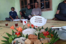 Potong Tumpeng, Warga...