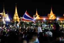 Vietnam Raup Untung...