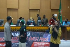 Ratusan Mahasiswa Demo...