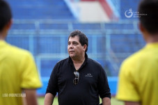 Pelatih Arema FC Sambut...