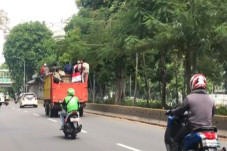 Numpang Truk, Puluhan...