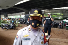 Pantau Pendemo, Ratusan...