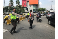 Jalan Gajah Mada Diblokade...