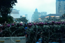 Lempari Polisi dengan...