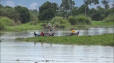 Mandi di Sungai, Nelayan...