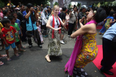 Soal Travel Bubble,...