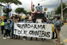 Mahasiswa Demo di Depan...