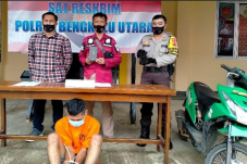 Kepergok Mencuri Ponsel,...