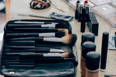 7 Makeup yang Dibutuhkan...