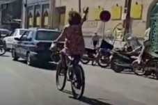 Video Bersepeda Tanpa...
