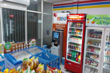 Mesin ATM Dalam Minimarket...