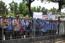 Petugas Ambulans DKI...