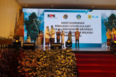 KPK RI Serahkan Sertifikat...