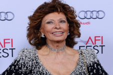 Sophia Loren, Resmi...