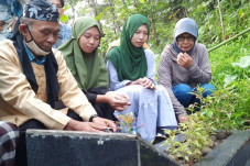 Mengharukan, Kembar...