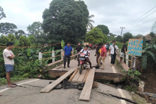 Jembatan Penghubung...