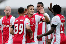 Ajax Bantai Tim Papan...