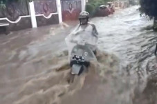 Bandung Dikepung Banjir,...
